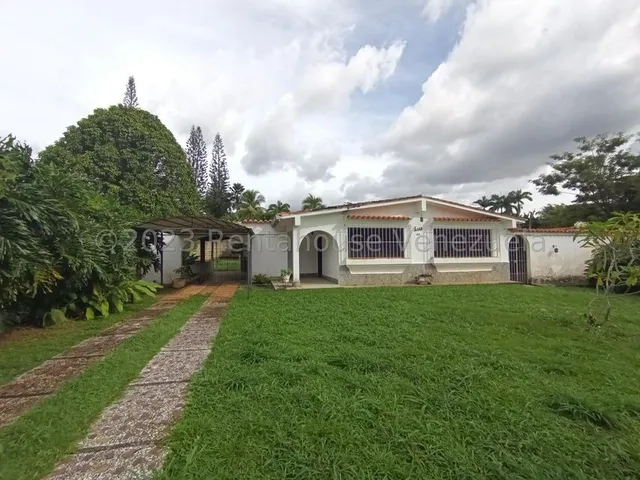 Encantadora Casa De Una Solo Nivel En Colinas De Guataparo,calle Cerrada Con Vigilancia Y Agua De Manantial,hermoso Jardin En Su Entrada Y Amplio Patio Trasero,el Terreno Son 1187 M2 Y La Construccion