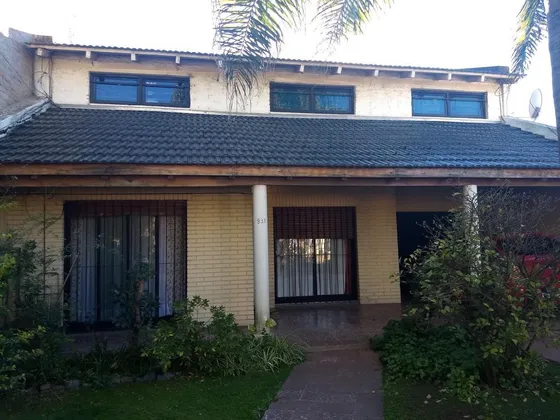 Casa En Venta - 4 Dormitorios 2 Baños - Cochera - 400mts2 - Moreno