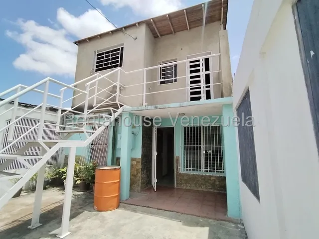 María Gabriela Martínez Vende Excelente Casa En Calle Cerrada De La Urb. Piedra Azul. Cabudare, Dos Casas En Una, Sala, Cocina, Patio, Parte De Arriba Entrada Independiente, Para Remodelar A Tu Gusto.