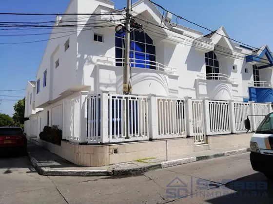 Excente Casa De Esquina Grande Y Cómoda Cod. 29100
