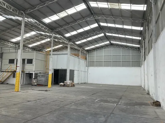 Bodega En Iztapalapa Acondicionada (con Patio De Maniobra Y Oficinas)