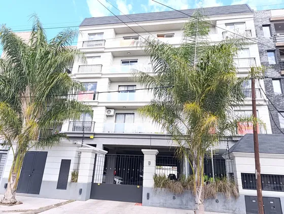 Monoambiente Con Balcon Al Frente Y Cochera. Venta-lanus Oeste