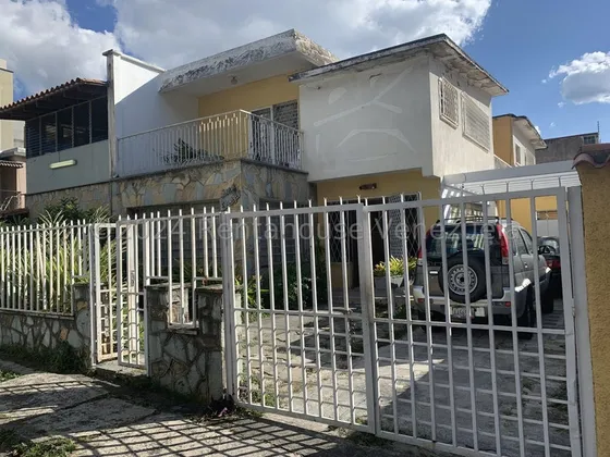 Quinta Situada En Una Urbanización Muy Particular Del Área Metropolitana De Caracas, Pues Se Encuentra Entre La Av Fco De Miranda Y La Autopista Del Este. Terraza  Vista Al Avila. Esta En Campo Claro