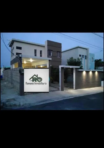 Casa De 2 Niveles Ubicada En Vista Catalina, La Romana
