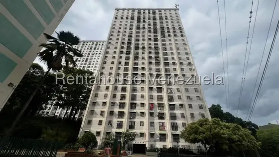(cliente Directo) Venta 27-2972 Apartamento De 81 M2 En Piso Alto, Con 3 Habitaciones, 1 Baño, 1 Puesto, Ascensor Operativo, Gas Directo Agua Constante Y Fácil Acceso A Transporte Público En Edificio.
