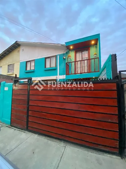 Casa En Venta De 2 Dorm + 3 Bañ. + Estac En Maipú