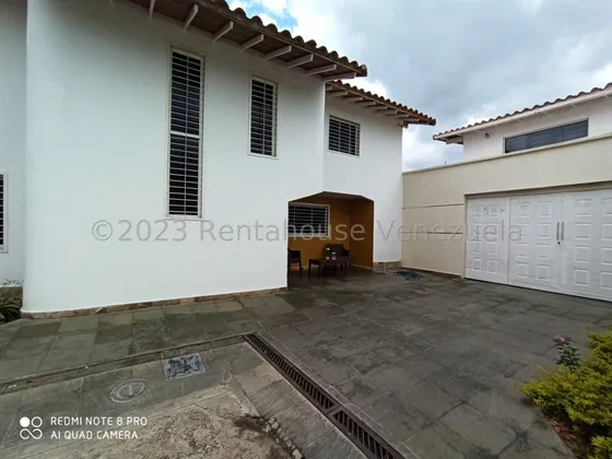 Hermoso Town House, Ubicado En La Urbanización Santa Rosalia, Con Mas De 500 Metros 23-30400 Ecir