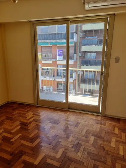 Muy Luminoso Departamento De 2 Ambientes En Pleno Centro De Lanús
