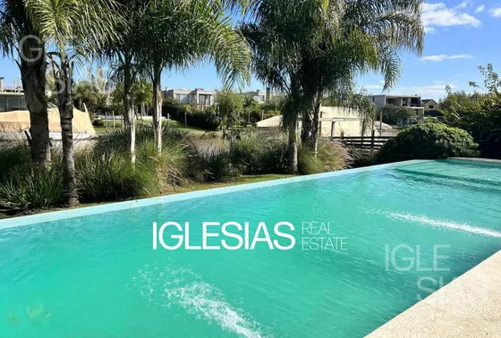 Casa Al Rio En Venta En El Barrio Albanueva