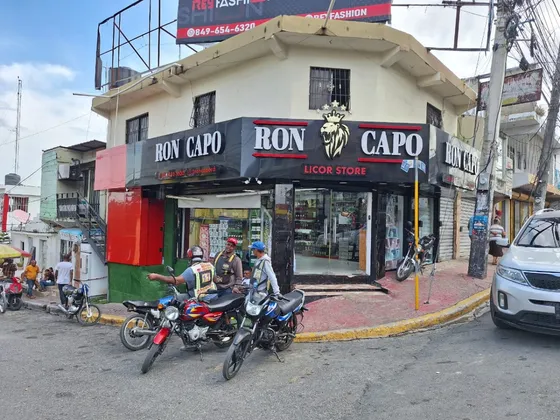 Vendo Esquina En La Avenida Principal De Los Alcarrizos Frente Al Colegio Enmanuel