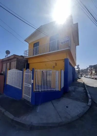Casa 8 Dormitorios, 3 Baños , Patio , Estacionamiento.