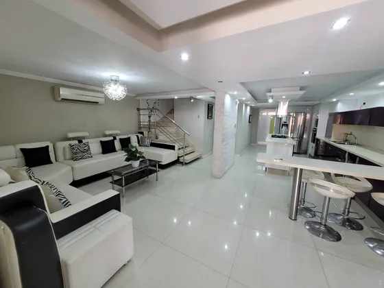 Hermoso Townhouse Completamente Amoblado Y Equipado En La Urb. Los Frailes Rp