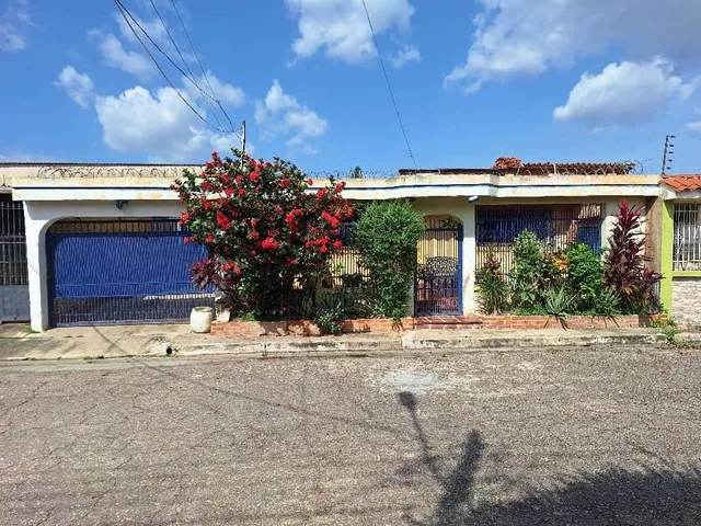 Johana Lazaro Vende Casa En Calle Cerrada En La Campiña, Naguanagua  Consta De 262mts   **solo Clientes**