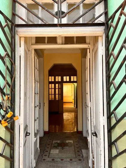 ¡casa En Santiago: Espaciosa, Luminosa Y Sólida!