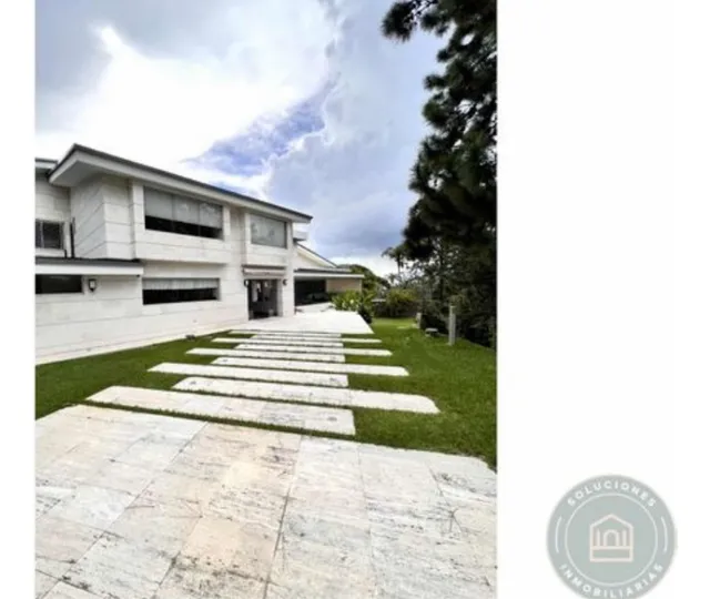 Se Vende Casa 1.100m2 5h+2s/8b/6p Cerro Verde