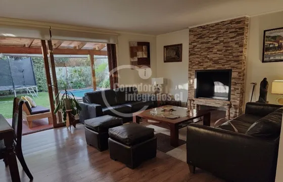 Casa En Venta En San Carlos De Apoquindo De 5 Dorm.