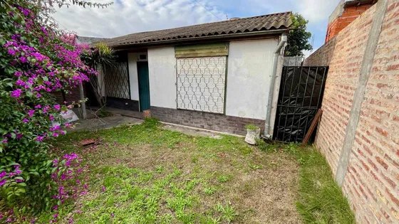 Casa 4 Ambientes En Venta Luis Guillon Con Cochera