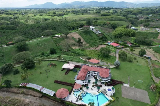 Vendo Hotel A Solo 5 Minutos De Alcala  Valle