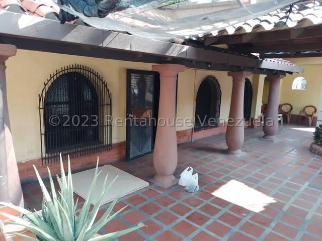 César Bullones Vende Espectacular Casa Residencial Comercial En Av Libertador, Zona Centro, Lara 25-12397