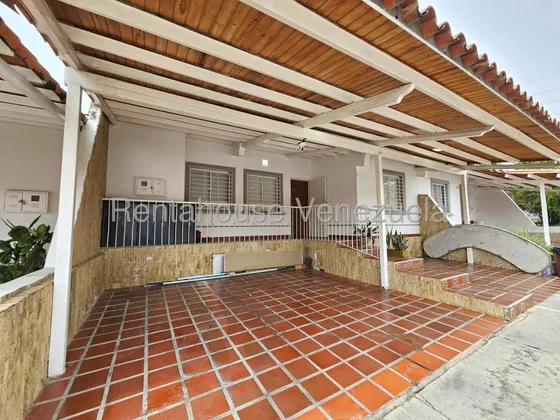 Dalisa Bigott Vende Exclusiva Casa En Urb. Roca Del Valle | 3h 4b | 179m² | Remodelada | 3 Estacionamientos | Tanque 12,000l | #25-23041