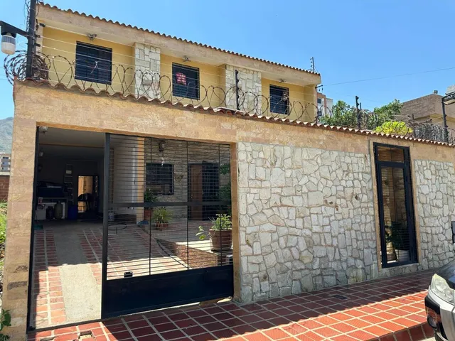 T.r. Vende Casa En Calle Cerrada En La Urbanizacion Jardin Mañongo  Cod. 25771