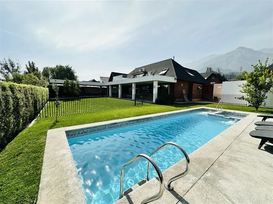 Casa En Venta De 6 Dorm. En Peñalolén