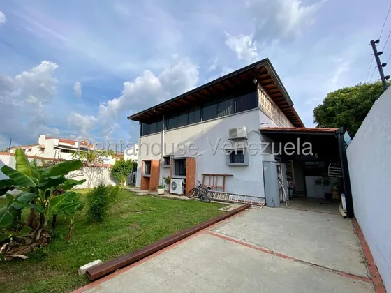 Alquiler Comodo Anexo En La Urb. Sabana Larga De Valencia, Equipado Y Amoblado, Adjunto A Hermosa Y Moderna Casa, Con Amplios Jardines Y Espacio De Ã¡reas Sociales. 