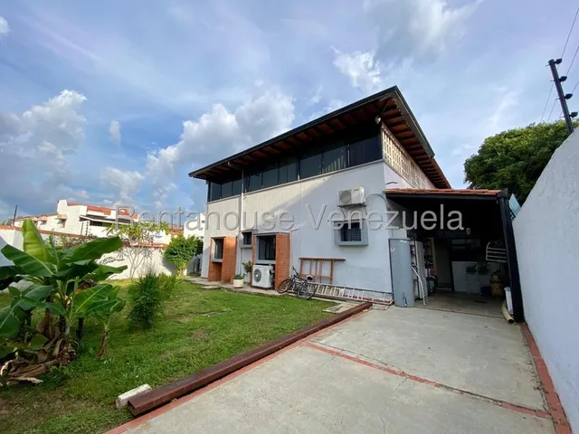 Alquiler Comodo Anexo En La Urb. Sabana Larga De Valencia, Equipado Y Amoblado, Adjunto A Hermosa Y Moderna Casa, Con Amplios Jardines Y Espacio De Ã¡reas Sociales. 