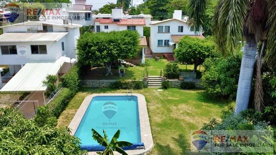 Venta, Amplio Jardín, Alberca Y Dos Casas, Lomas De Cuernavacaclave 4782