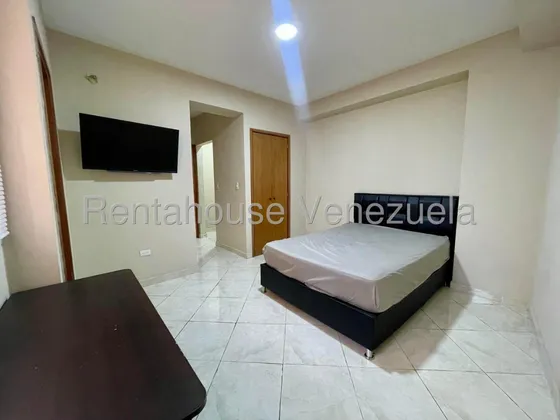 Apartamento En Alquiler Semi Amoblado Con Planta Elctrica Triangulo Del Este Barquisimeto Jrh #25-20331