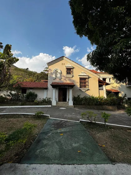 No Estás Viendo Una Propiedad... Estás Frente A Una Pieza Histórica De Maracay. Presentamos Quinta La Macarena, Construida En 1934 Por El Presidente Juan Vicente Gómez Como Regalo Para Su Hijo