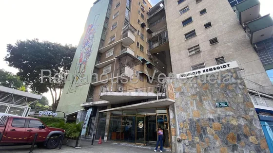 Apartamento En Alquiler Remodelado Para Uso Residencial O Comercial - Mls 25-12764