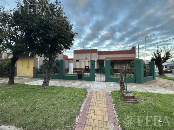 Venta De Casa 3 Ambientes Con Cochera En Villa Dominico