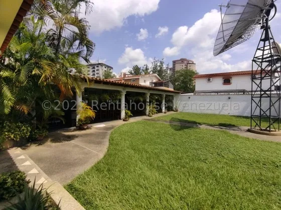 Julio Latouche 25-21493 Casa En Venta Valles De Camoruco Valencia.
