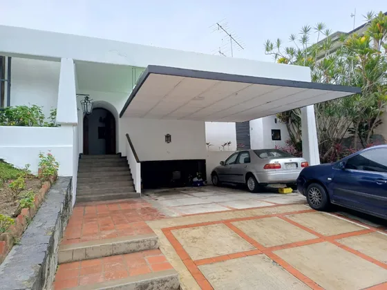 Quinta  1 Solo Piso En  Prados Del Este  Venta $ 375000 Y/o  Alquiler En $1500. Trato Directo Con El Dueño. Abstenerse Intermediarios.