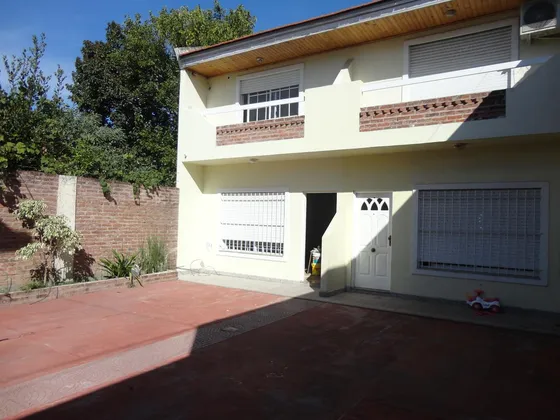 Muy Buen Duplex 2 Dorm Y Cochera Descubierta. Banfield E.