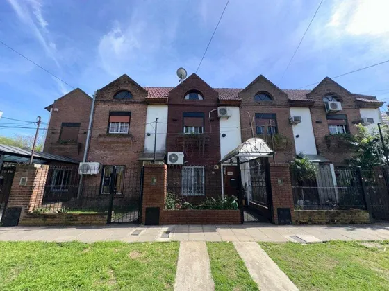 Venta Triplex En Zona Residencial De Monte Grande