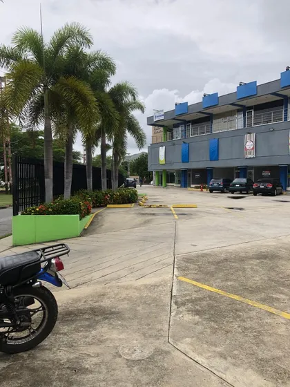 Ofrece:local En Alquiler Ubicado En La Urbanización La Esme