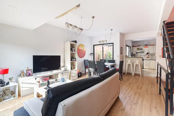 Triplex De Dos Dormitorios Con Terraza Y Quincho - Venta - Villa Santa Rita