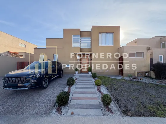 Espaciosa Casa En Venta En Condominio Umbrales, La Serena