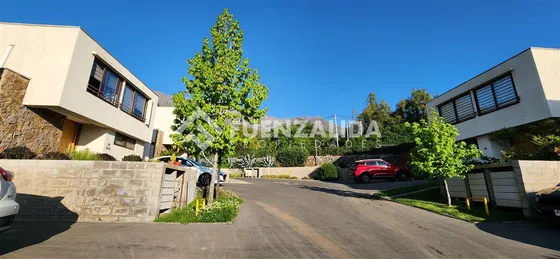 Casa En Venta De 3 Dorm. En Peñalolén