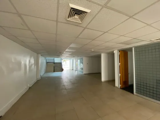 Comercial / 3 Niveles / 10 Privados / Estacionamientos