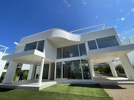 Se Vende Increíble Casa Con Diseño De Vanguardia (cód. 408)