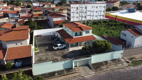 4 Suítes (1 Master), Varanda, Ampla Área Externa