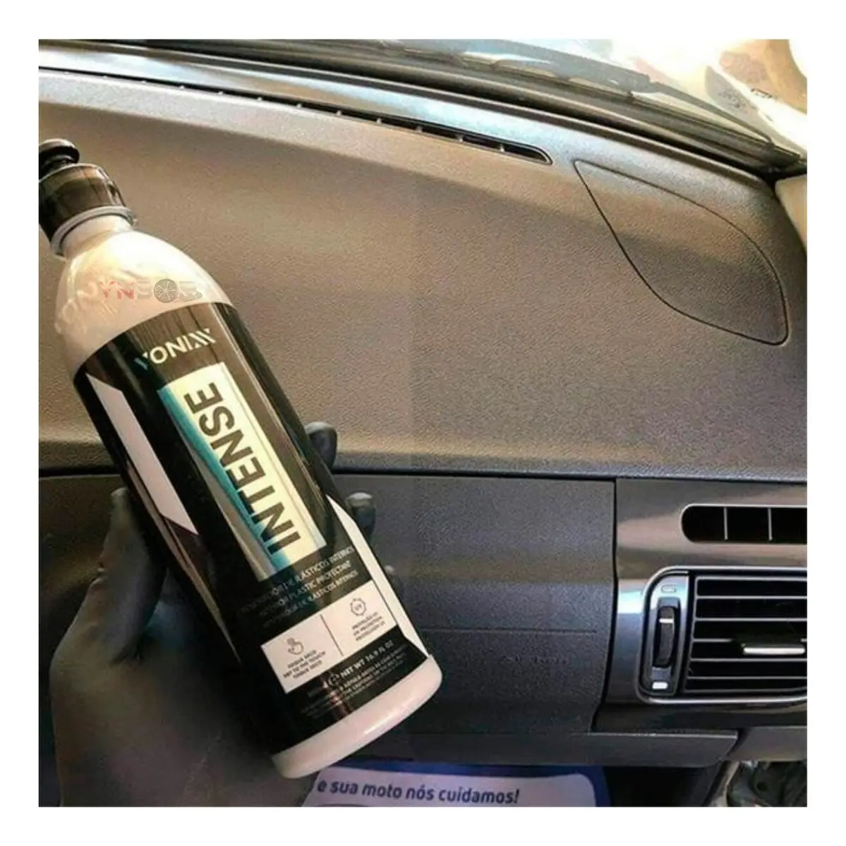 Mão com luva preta segurando um frasco do produto INTENSE da Vonix em cima do painel de um carro.