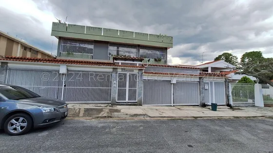 Espectacular Apartamento En Edificio De Dos Plantas En Venta. Urb. Colinas De Los Ruices.