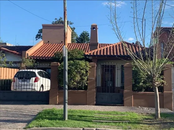 Casa En Venta - 4 Dormitorios 3 Baños - 500mts2 - Ituzaingó