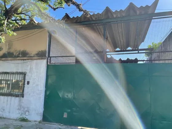 Galpón En Venta Con Vivienda - Luis Guillón