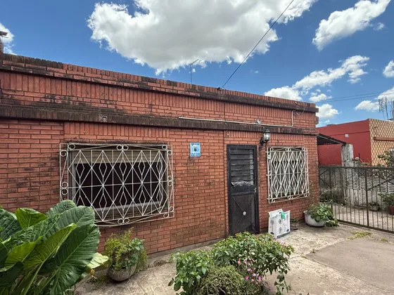 Dos Casa Y/o Departamentos En Claypole. Ideal Inversionista