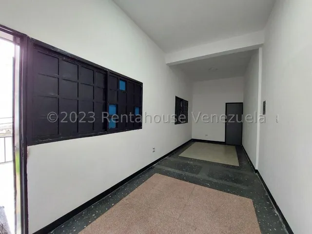 Estrategico Local Comercial A Pie De Calle, En Zona Centrica De Maracay En La Esperanza 23-32588 Irrr